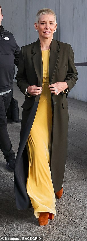 新兴:Evangeline Lilly 在克里斯埃文斯早餐秀上露面后于周三离开伦敦的 Virgin Radio 工作室时看起来很时髦