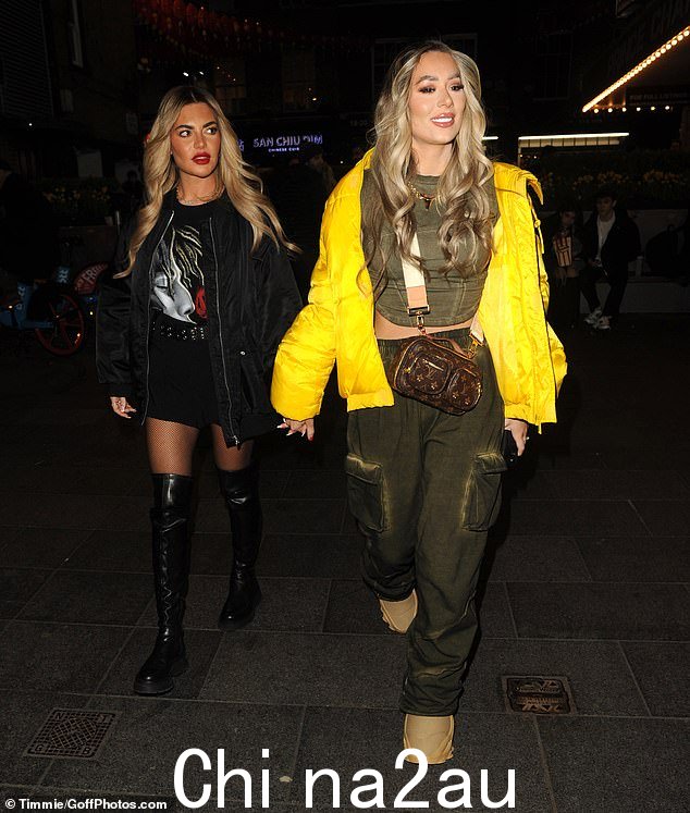 Bold:前 TOWIE 明星 - 最近与她的家人拍摄了一部新的 OnlyFans 真人秀系列 - 在时尚的服装外穿了一件大胆的亮黄色外套