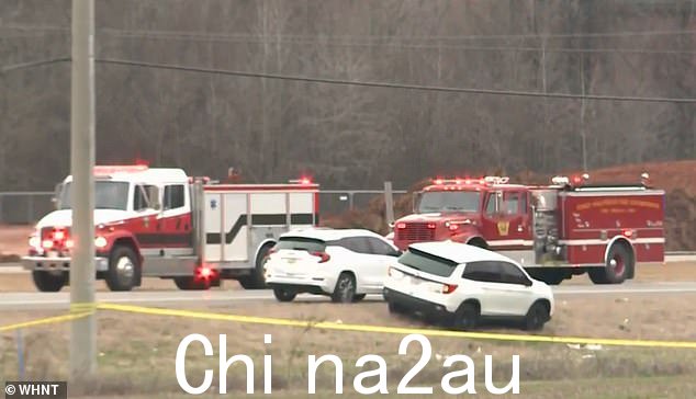 几名紧急救援人员对 53 号高速公路和 Burwell 路附近的军用直升机坠毁事件作出了反应。由于道路封闭,驾驶者被敦促改道