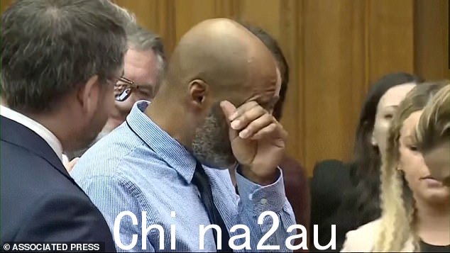 约翰逊,泪流满面,他的谋杀罪在服刑近 28 年后于周二被撤销