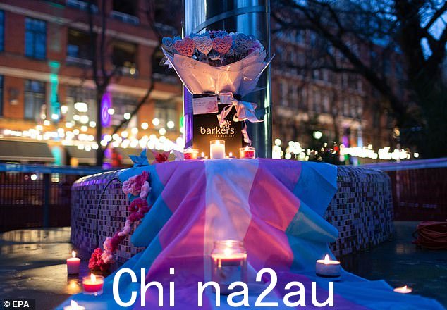 在曼彻斯特的 Sackville Gardens 为 Brianna 铺设了鲜花致敬 - 其中包括悬挂在 HIV/AIDS“希望灯塔”纪念馆上方的跨性别旗帜
