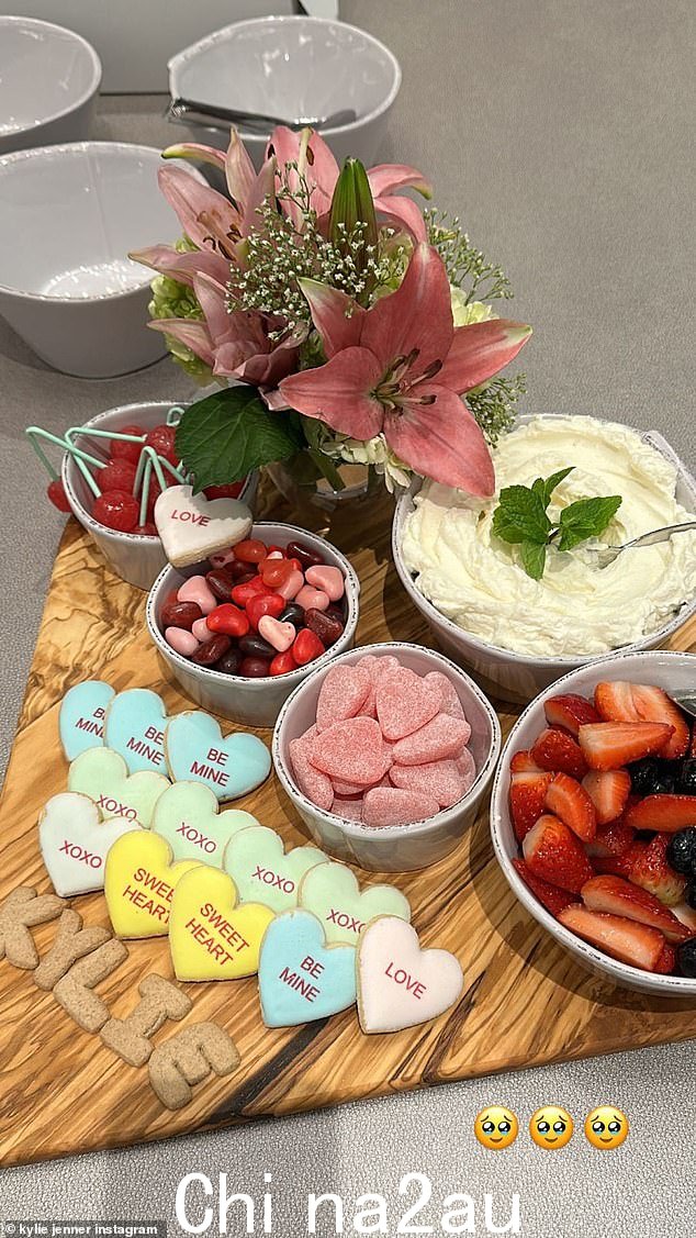 V Day 的更多内容:Kylie 还让粉丝们看到了她收到的一盘糖果,里面有饼干、糖果和草莓