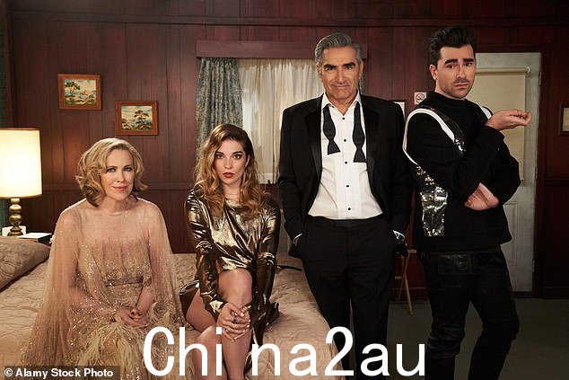 成功:这位 76 岁的演员与他的儿子丹·利维 (Dan Levy) 共同创作了这部邪教喜剧系列,该系列在艾美奖的最后一季创下了喜剧系列一年内最多获奖记录,共获得七个奖项