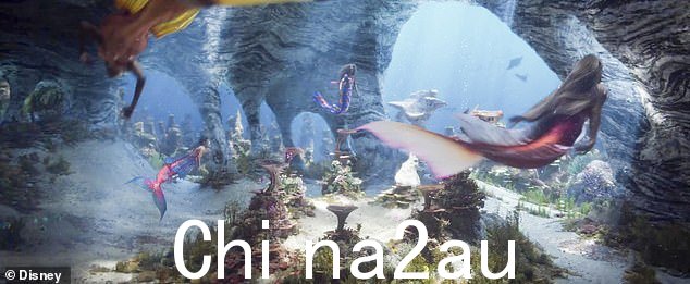 Under the sea: 此外,可以看到 Bailey 在给河豚挠痒痒后俯身与埃里克王子 (Jonah Hauer-King) 亲吻