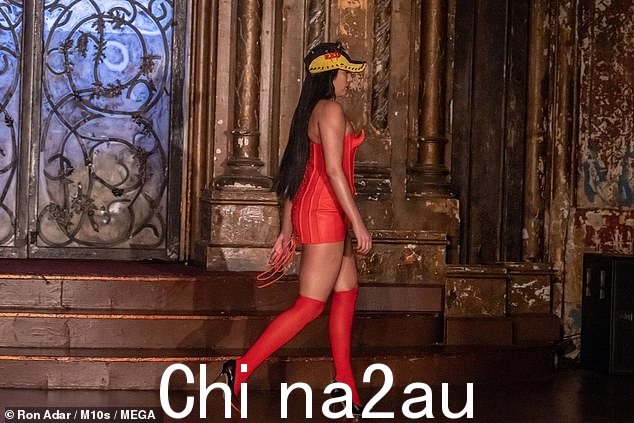 高跟鞋!流行偶像麦当娜的女儿穿着黑色高跟鞋昂首阔步走秀