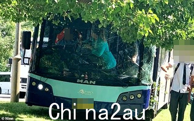 一名学校工作人员被拍到在星期三事故发生后照顾公交车司机 Penina Lopesi