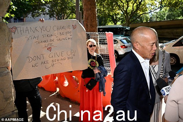 Teo 医生(如图,周四与支持者在一起)在新南威尔士州医疗保健投诉委员会进行调查后,于 2021 年 8 月被新南威尔士州医学委员会禁止在未经另一名医生批准的情况下开展手术