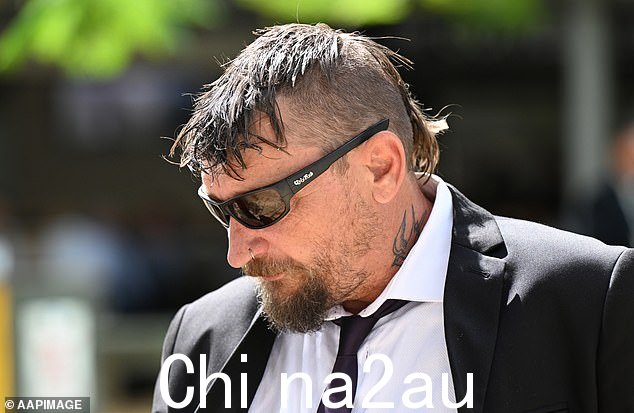 其中一名已故幼儿的父亲戴着太阳镜抵达布里斯班的法庭,Kerri-Ann Conley 因误杀他年幼的女儿而被判刑