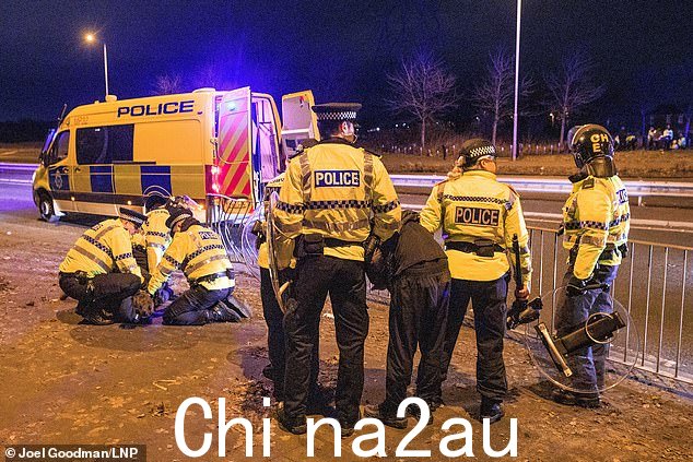 默西塞德郡警方已对诺斯利的套房酒店实施限制,并为客人提供“安全意识培训”。图为:周五晚上,警察在酒店外拘留人员