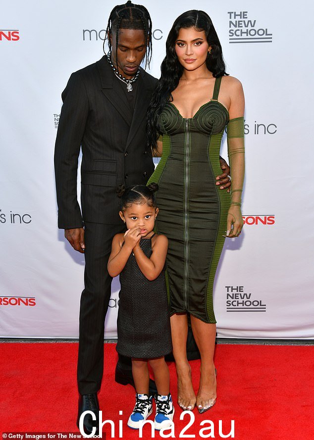 家庭事务:Kylie 与她的前任 Travis Scott 分享 Aire 和她五岁的女儿 Stormi; Kylie、Travis 和 Stormi 在 2019 年合照