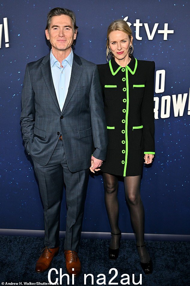 支持:Naomi Watts 周三与 54 岁的男友 Billy Crudup 一起外出支持他的 Apple TV+ 系列节目《你好明天!》时看起来毫不费力地容光焕发!” class=