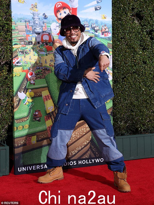 Swagger:Anderson .Paak 带来了他不可否认的招摇,穿着宽松的双层牛仔布外观,搭配大色调和时尚的渔夫帽