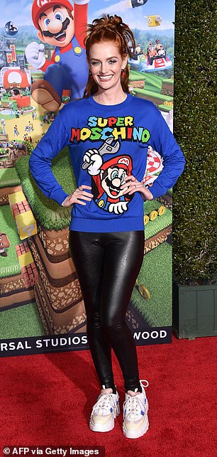 脱颖而出:Lydia Hearst 为奢侈品牌 Moschino 设计的充满活力的马里奥主题毛衣造型吸引了众人的目光