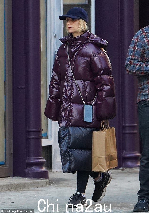 遮住她的隆起:丹麦人穿着 Rachel Comey 价值 1300 美元的长款羽绒服,搭配黑色紧身裤和黑色运动鞋