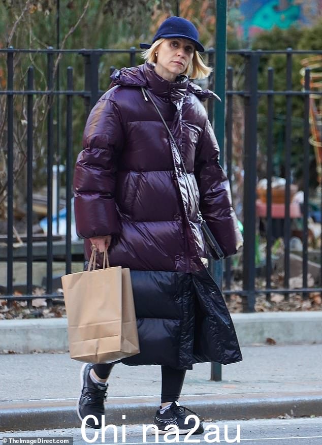 家庭时间:怀孕的 Claire Danes,43 岁,捆绑周三她在纽约市进行快速购物之旅时穿上衣服取暖