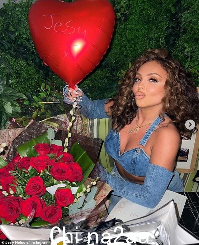 风格:31 岁的前 Little Mix 明星在外出时展示了她的时尚感,因为她穿上了牛仔文胸上衣,突出了她健美的腹部