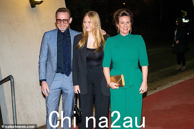 伊莎贝拉,穿着高腰裤搭配细条纹西装外套,看起来很放松
