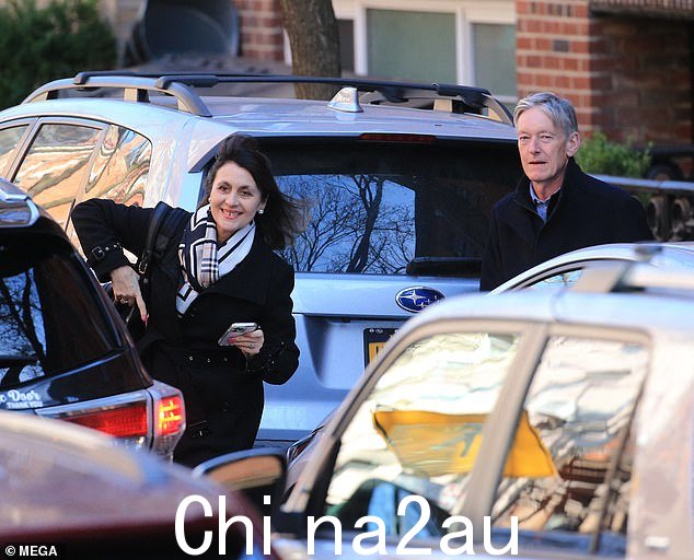 Off they go! 会议结束后,Christian 的父母在他们儿子的纽约时装周秀大获成功后跳进了 Uber