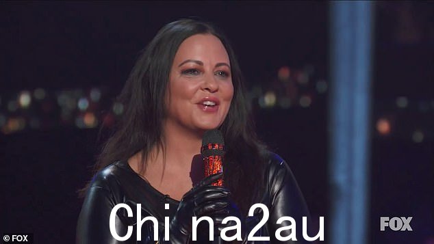 Mustang 歌手:52 岁的乡村歌手 Sara Evans 摘下她的 Mustang 面具并透露了她的身份。
