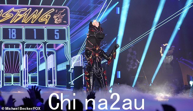 首先:Mustang 通过强烈演绎 Whitesnake 歌曲 Here I Go Again 开场