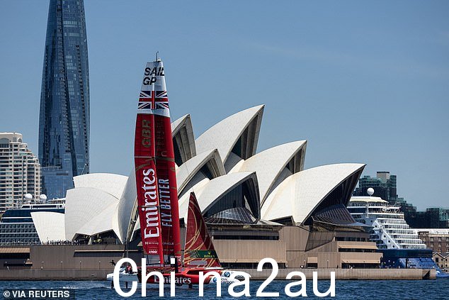 阿联酋航空赞助的新英国帆船赛在悉尼歌剧院前合照,这是本周末在澳大利亚城市举行的比赛前的照片