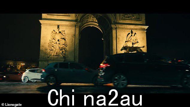 Ally:他找到了一个令人惊讶的盟友:一条新狗,它跑过汽车的屋顶并咬住一个试图杀死 John 的人的手臂