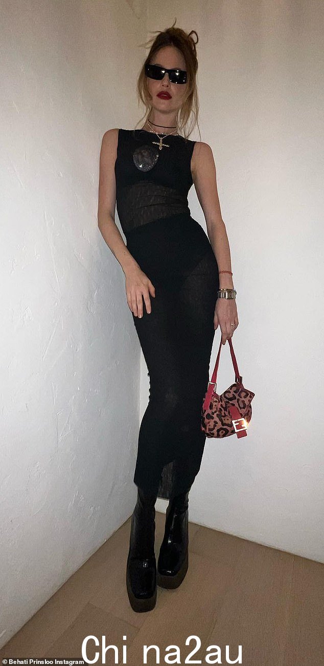 哇:Behati Prinsloo 在星期二的情人节晚上外出展示了她令人难以置信的婴儿后身体 - 在与 Adam Levine 迎来她的第三个孩子后不到一个月