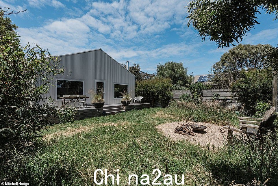 与主要起居空间相邻的是带阳光休息室和露天用餐空间的后甲板,通向驯服的自然风格花园和火炉t