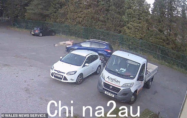 恐怖事件发生后,罗宾逊先生的颈部和手臂出现压痛、黑眼圈和瘀伤,但出院时没有受重伤