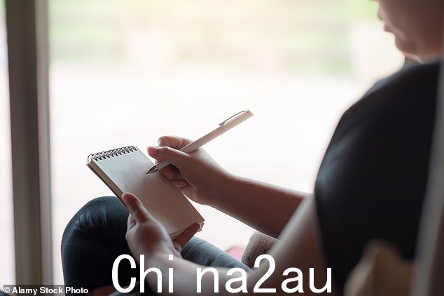再骗我吧,我以为我妈妈不会介意我在印刷品上重复那个故事,汤姆·乌特利 (stock image) 写道