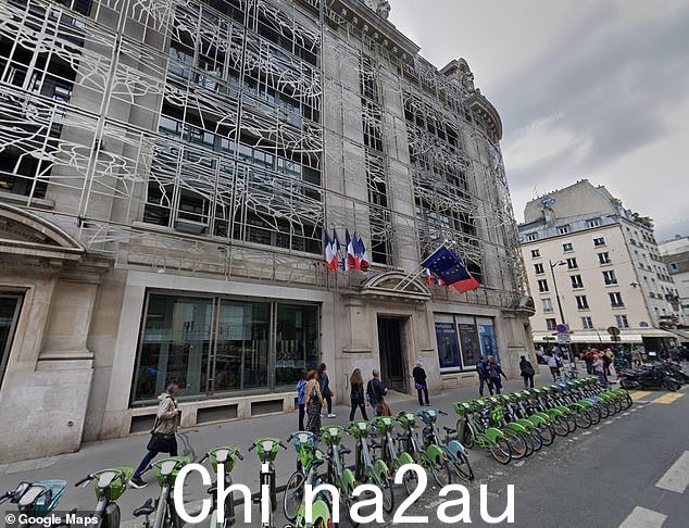 巴黎一家法院对法国文化部处以罚款(如图),原因是一名高级官员被指控在女性饮料中掺入液体,让她们在他面前小便