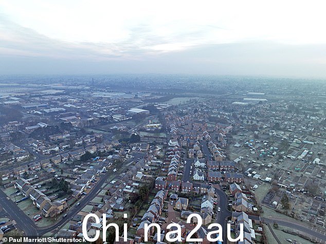 这是在连续几天的雾霾天气影响了清晨通勤者的出行之后发生的,今天和昨天都有黄色的雾警告