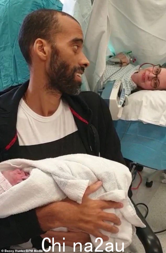 Jamie Hunter 在 Beccy Hunter 早产后,在他死于肾癌前两天能够见到他的女儿 Harper-May