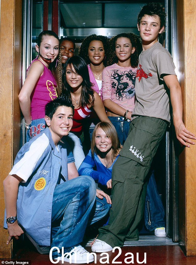 Tweenies:tweeny boppers 流行乐队是 S Club 7 的迷你版(图摄于 2002 年:(标准版g L-R) Daisy Evans, Jay Asforis, Frankie Sandford, Rochelle Wiseman, Stacey McClean, Calvin Goldspink, (从左到右跪着) Aaron Renfree, Hannah Richings)