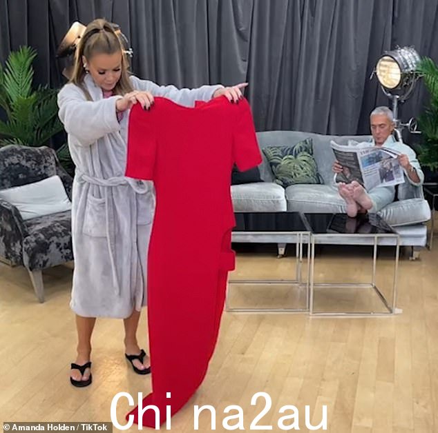 搞笑:52 岁的 Amanda 在 TikTok 上发布了短剧,开始时这位明星穿着晨衣准备参加演出