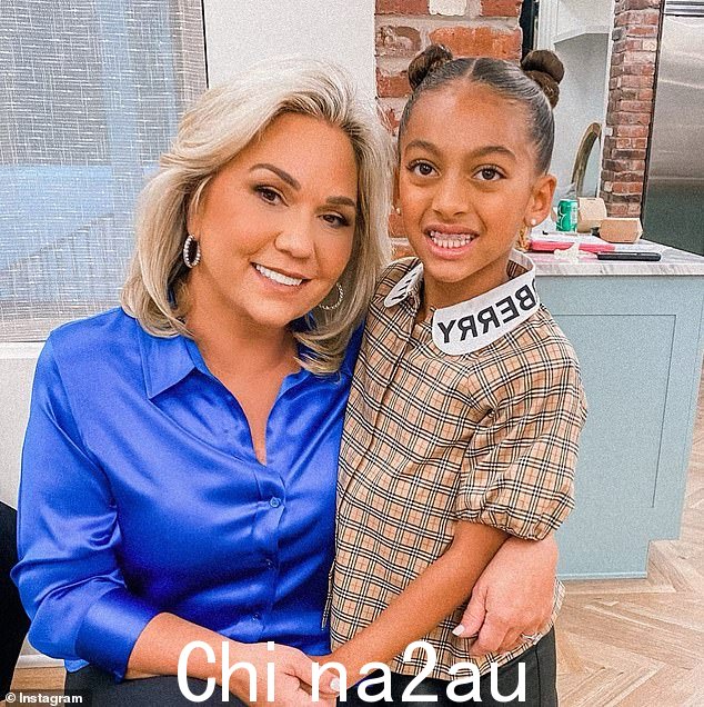 这个家庭已经 ra由于 Kyle 的药物滥用问题,他们在 Chloe 还是婴儿的时候就开始收养她,他们在 2016 年合法收养了她