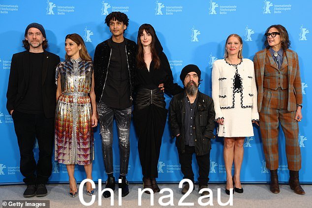 Gang:演员 Peter、Marisa、Joanna Kulig、Anne、Evan Ellison 和导演 Rebecca Miller(从左到右)合影