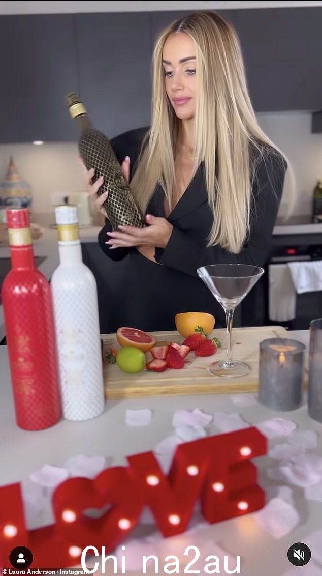糟糕:Laura Anderson 有蜜蜂尽管怀孕了,却因为为酒精品牌做广告而被喷子残酷地羞辱了”尽管怀孕了,却因为为酒精品牌做广告而被巨魔残酷地羞辱</p><p class=