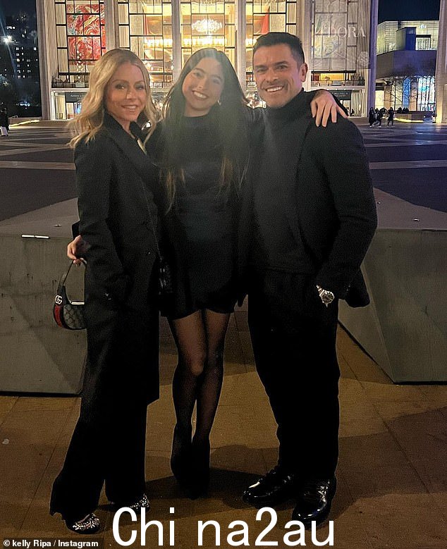 Kelly 和 Mark 警告他们的女儿 Lola 在进入之前先敲门,因为他们会经常做爱
