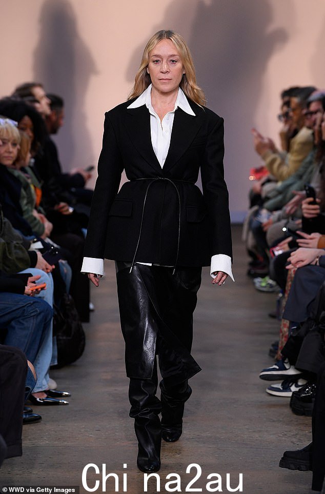 现在是一名模特:2 月 11 日在纽约市切尔西工厂举行的 Proenza Schouler 2023 秋季成衣时装秀的跑道上的 Sevigny