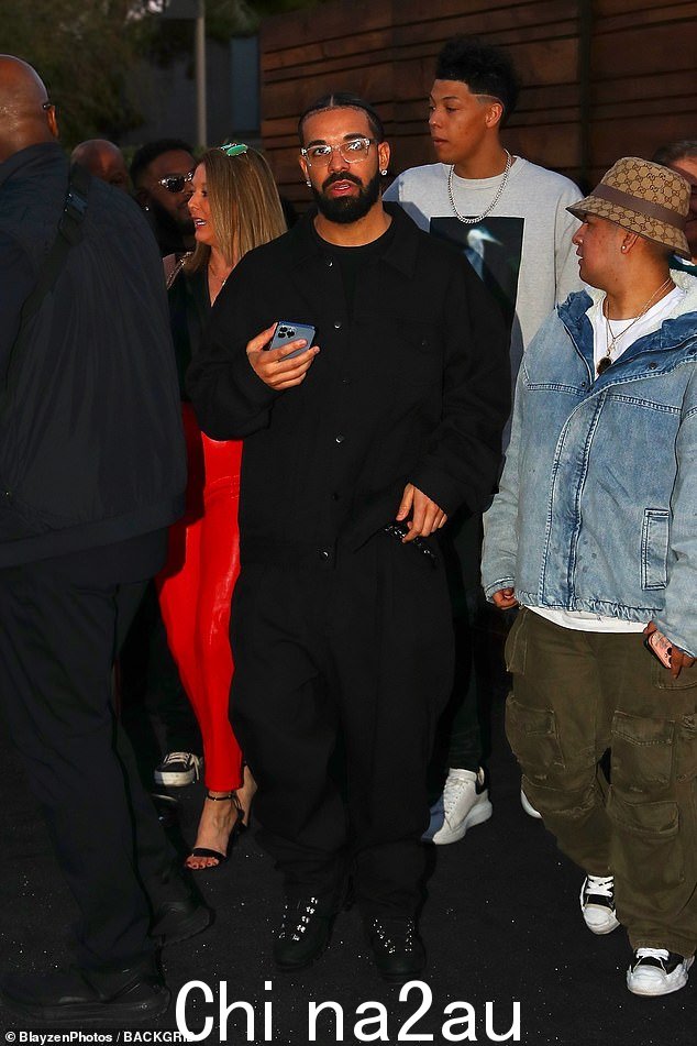 需要两次:在 Drake 带着他的儿子 Adonis 周末与 Barstool Sports 聊天后出现;2 月 11 日在亚利桑那州凤凰城看到