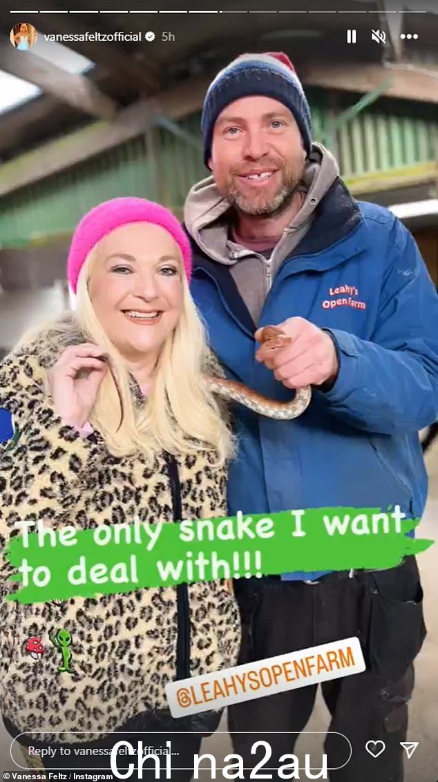 蛇! Vanessa Feltz 在 16 年来第一次单身度过情人节后,在动物园抚摸一条蛇时狡猾地挖苦了她的前未婚夫