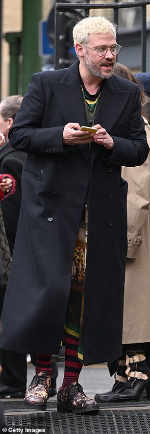衣服:卡其色宽松直筒连衣裙,中长款,腿上套了一条红黑条纹紧身裤,阴天保暖