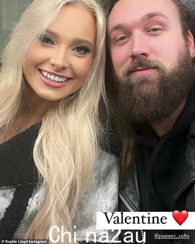 承诺:Sophie 与男友 Christopher Painter 交往超过五年;见过 2023 年情人节