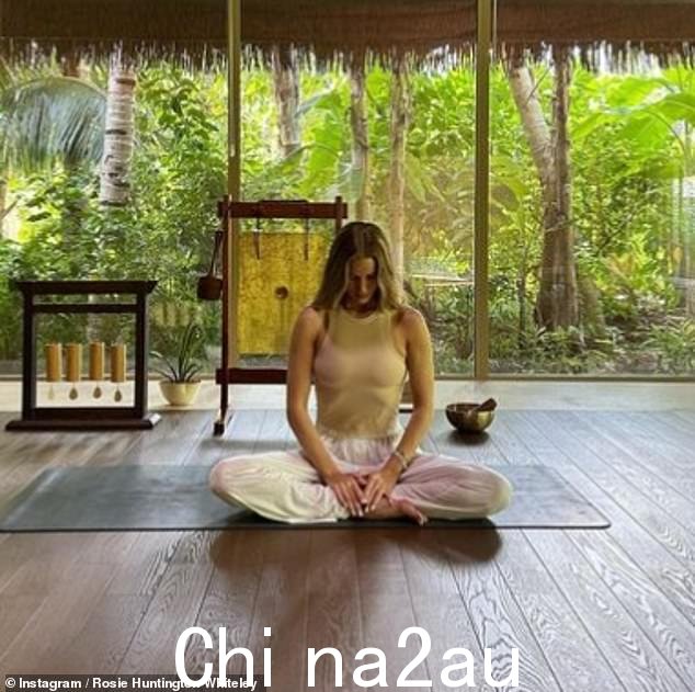 Reflective:这位维多利亚的秘密明星在享受放松冥想的同时分享了一张图片,身着透明柔和的露脐上衣和配套的运动裤