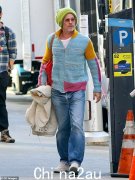布拉德·皮特 (Brad Pitt) 在奇异的拼色羊毛和柠檬绿无檐小便帽中犯了一个时尚错误
