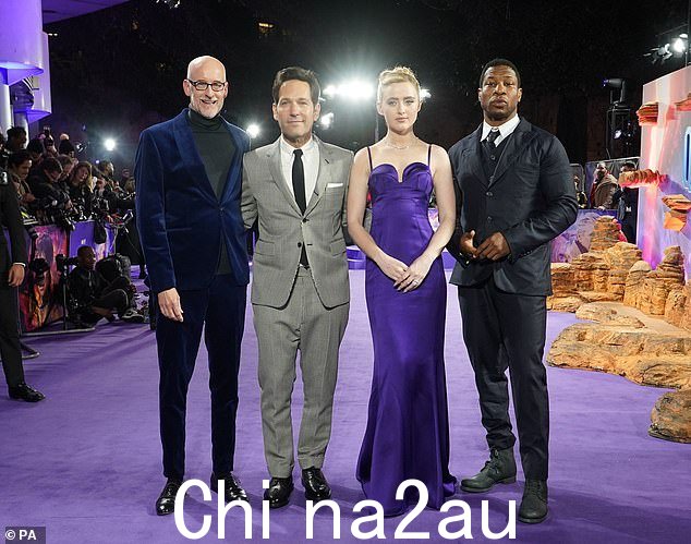 Suave:Paul(与 Petyon Reed、Kathryn 和 Jonathan 合影)穿着黑色漆皮西装鞋完成了他整洁的装束,并将他的深色头发梳成光滑的后背风格