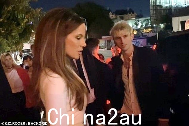 她在 ni 结束时被看到在马尔蒙城堡外面爬上一辆和 MGK 的车就在两人早些时候在 The Bungalows 的地球仪后活动中合照之后