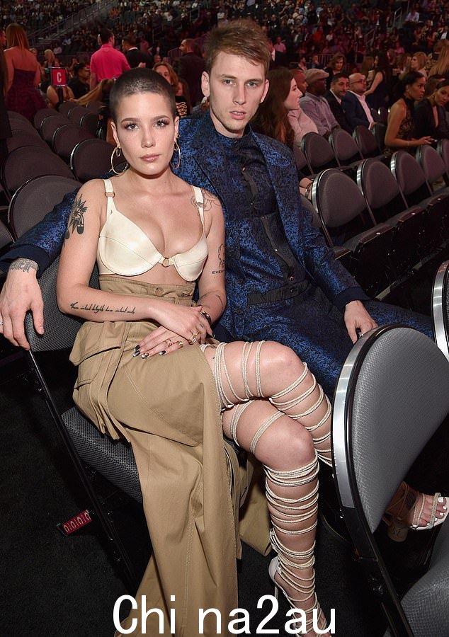 MGK 后来证实他们从未正式谈过恋爱,但声称他与 Halsey 有亲密关系