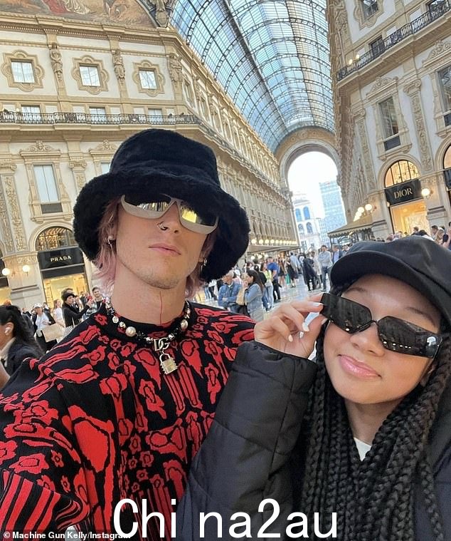 MGK 与初恋 Emma Cannon 约会时,他们还只是十几岁 - 他们迎来了女儿 Casie Colson Baker(如图与 MGK) 于 2009 年 7 月